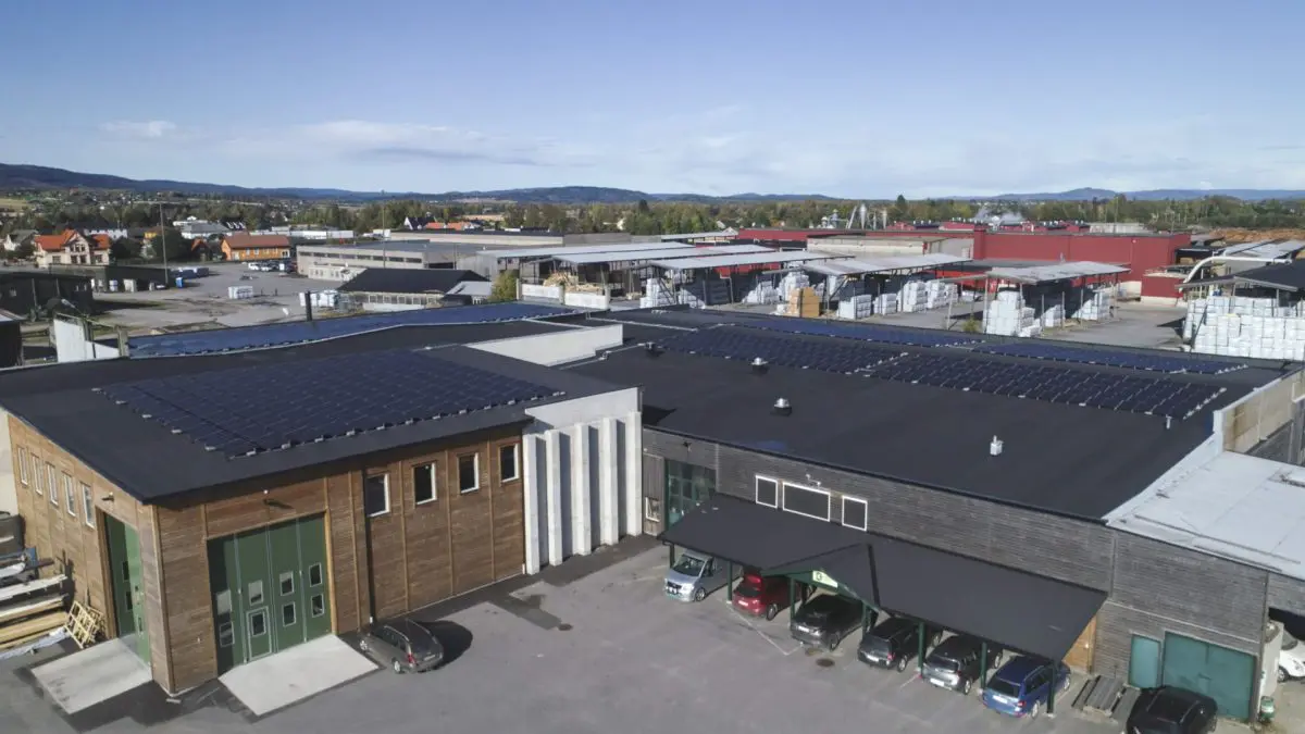 Bildet viser Bredesen Opset Prefab og solceller på taket hos fabrikken