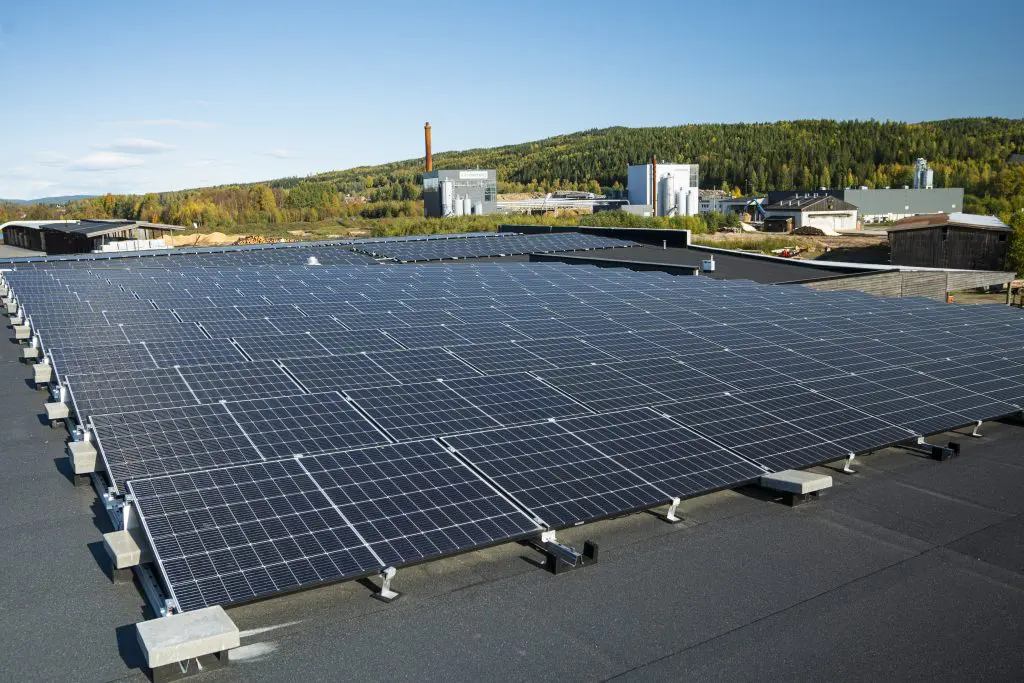 Bildet viser solceller på taket hos Bredesen Opset Prefab